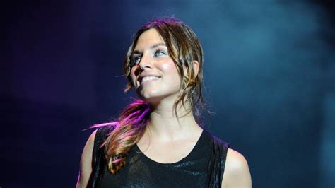 Foto de Leire Martínez interpretando con La Oreja de Van Gogh