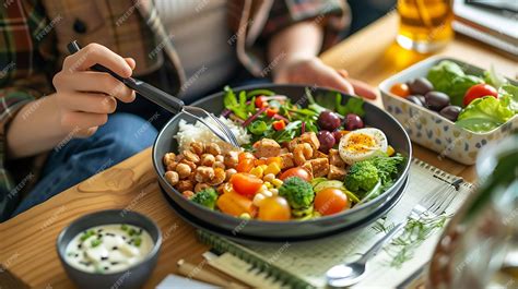 Persona comiendo una ensalada variada con legumbres y verduras