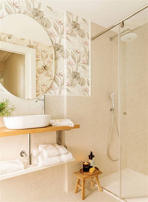 Ejemplo de interiores decorados con papel pintado de tonalidades moradas y neutras.