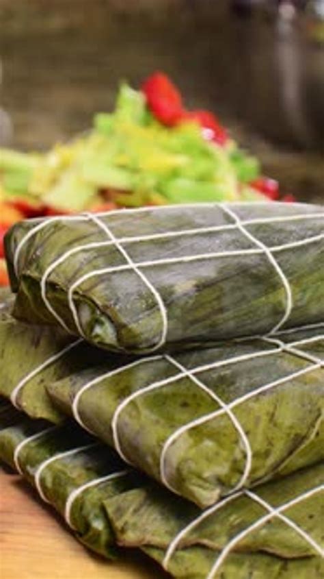 Hallacas venezolanas presentadas en hojas de plátano