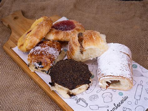 Detalle de una bandeja con facturas argentinas surtidas y alfajores