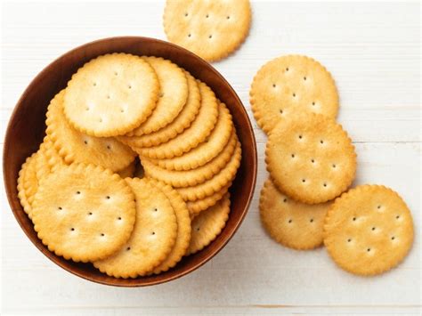 Infografía comparativa: composición nutricional básica de las galletas saladas frente a otros productos de panadería