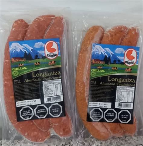Plato de longanizas y embutidos variados de Chillán con acompañamientos típicos.