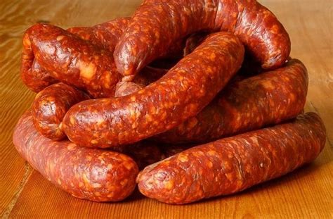 Fotografía histórica de la elaboración artesanal de longanizas en una casa de campo chillaneja.
