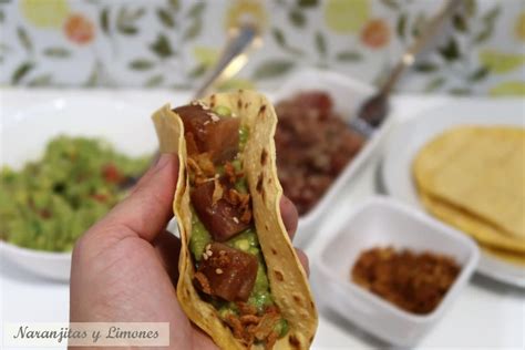 Detalle de los tacos de atún integrándose en el guiso de patatas.