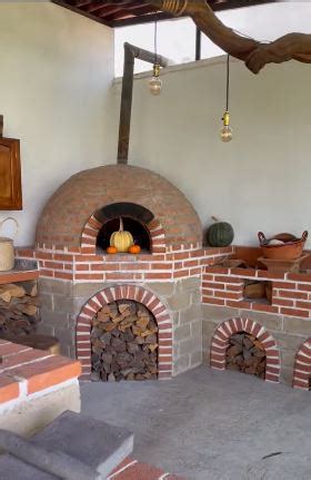 Fotografía de un horno de leña artesanal en construcción, destacando el uso de ladrillos refractarios.