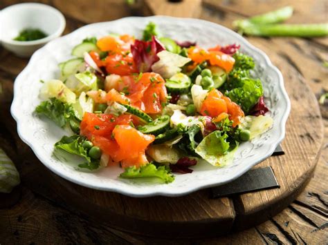 Ensalada fresca de salmón ahumado y gulas con mezcla de lechugas