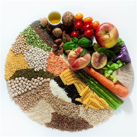 Foto de alimentos básicos veganos frescos y secos (legumbres, cereales, frutas, verduras)