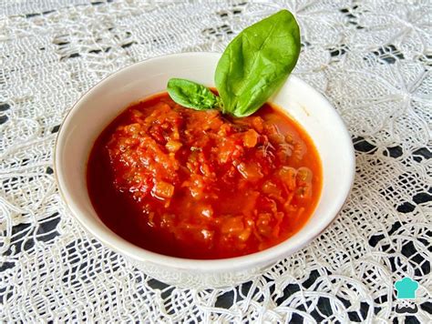 Tomates frescos y otros vegetales cortados para salsa pomarola