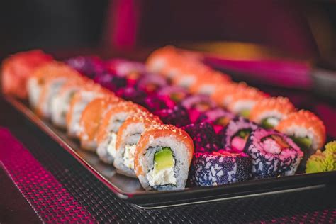 Foto de rolls de sushi variados con buena presentación