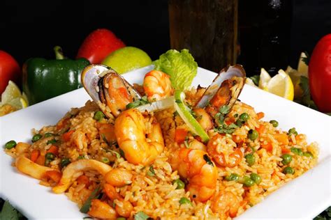 Plato servido de cazuela de mariscos con arroz decorado con hierbas frescas