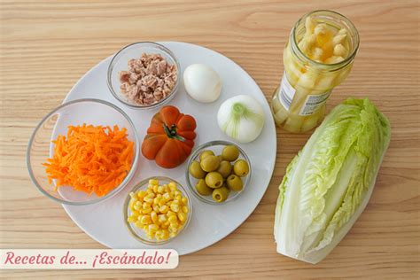 Esquema de los ingredientes principales para la ensalada: pasta, atún, maíz, tomate y aceitunas