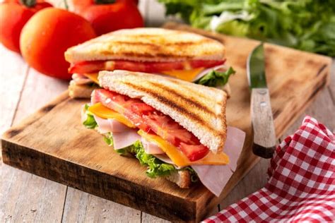 Sándwich fresco con capas de lechuga, tomate, jamón y huevo cocido