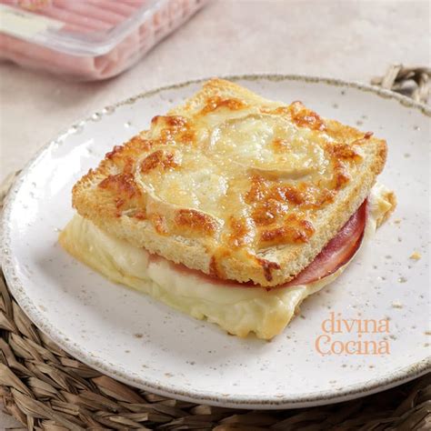 Sándwich gratinado con queso derretido en una bandeja de horno