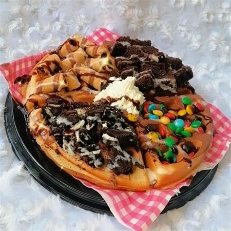 Fotografía de un waffle con toppings dulces variados y otro con toppings salados.