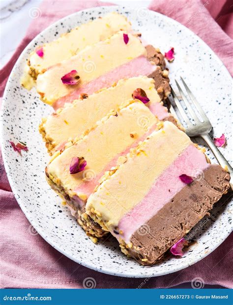 Esquema de las capas de una cassata tradicional versus una de helado