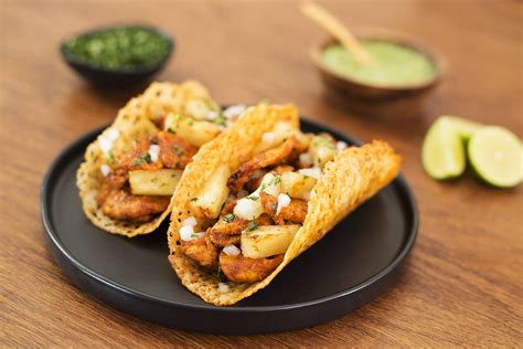 Taco de costra de queso con carne al pastor y piña