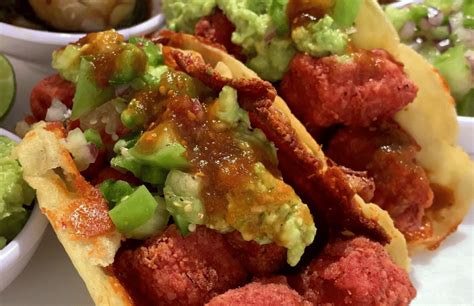 Taco de costra de queso vegetariano con nopales