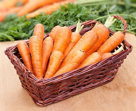 Variedad de zapallos, cebollas, huevos y zanahorias frescas en una canasta