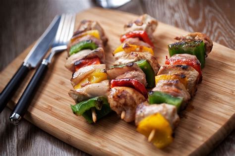 Brochetas variadas de carne y vegetales en pinchos