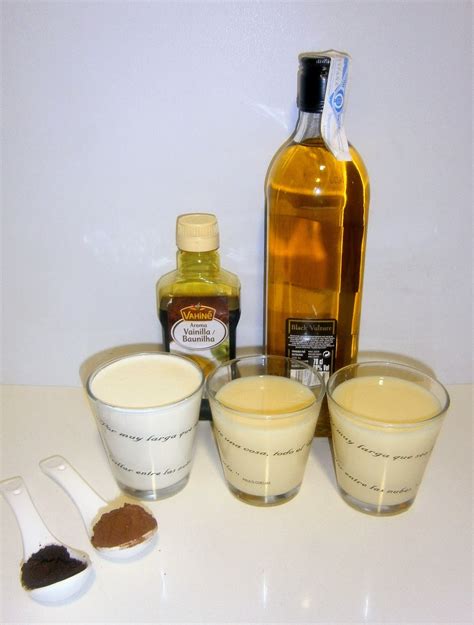 Esquema de preparación de la crema de whisky casera mostrando los pasos: mezclar líquidos, añadir saborizantes, batir y refrigerar.