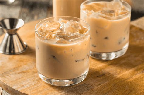 Foto de botellas de crema de whisky casera bien presentadas, con hielo y listas para servir.