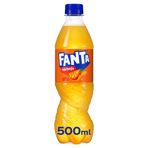 Fotografía publicitaria de una botella de Fanta Manzana de 500 ml con gotas de rocío y burbujas, destacando su color vibrante.