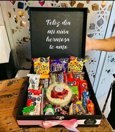 Collage de diferentes opciones de dulces para regalo: bombones, macarons y cestas gourmet