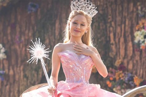 Ariana Grande caracterizada como Glinda en 'Wicked'