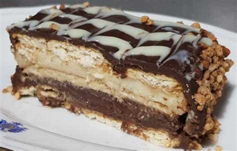 Tarta de galletas con crema pastelera de chocolate y normal, lista para servir
