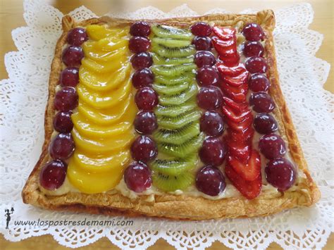 Tarta de hojaldre con crema pastelera y frambuesas decorada con azúcar glass