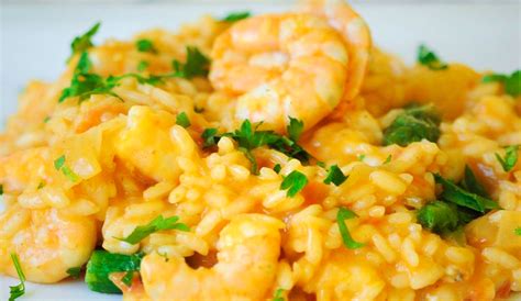 Fotografía profesional de un risotto de camarones con un toque cremoso de leche de coco servido en un plato hondo