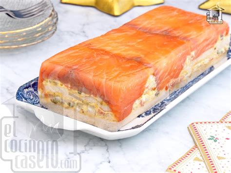 Molde forrado con lonchas de salmón ahumado listo para el relleno