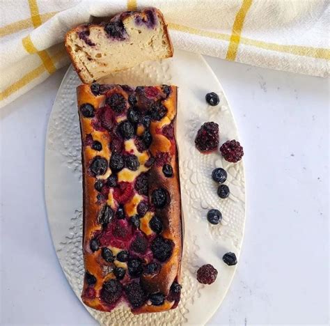 Budín de yogur con frambuesas terminado, vista superior con trozo cortado