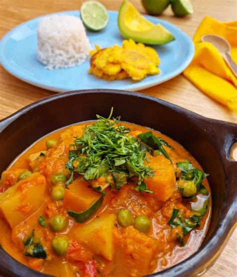 Fotografía de un tazón humeante de cazuela vegetariana colorida.