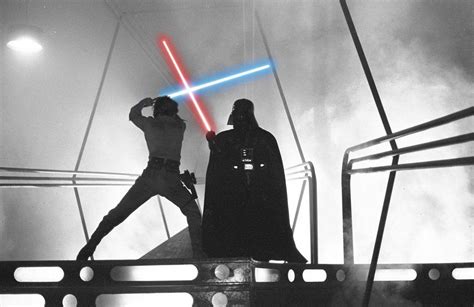 Fotograma icónico de Star Wars con Luke Skywalker y Darth Vader