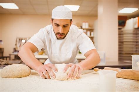 ilustración de un panadero amasando masa de trigo, simbolizando la formación de la red de gluten.