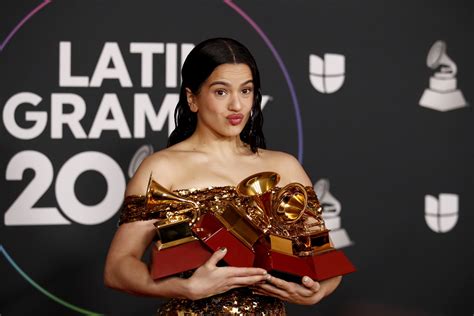 Yésica Yodra posando con el trofeo que la acredita como creadora del mejor alfajor argentino