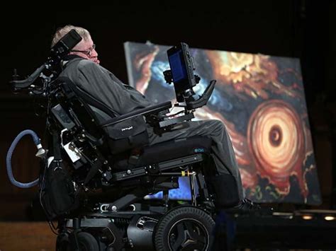 Foto de Stephen Hawking en su silla de ruedas utilizando su comunicador de voz