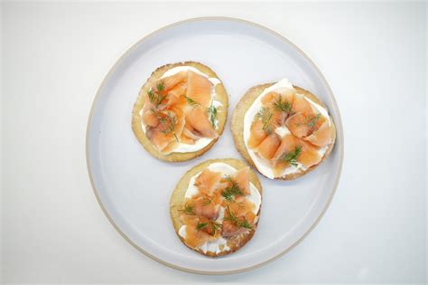 Salmón curado con aderezos y un recipiente de queso crema