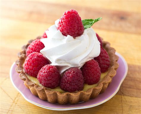 Fotografía: Tartaleta de frambuesa terminada con merengue gratinado y frambuesas frescas