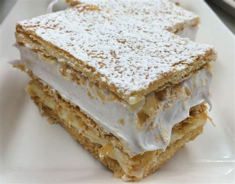 Milhojas de crema pastelera y merengue recién hechas