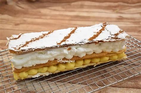 Capas de hojaldre, crema pastelera y merengue en una milhoja