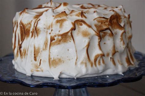 Bizcocho genovés relleno y cubierto con merengue flameado