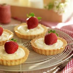 Variedad de tartaletas individuales con crema pastelera y picos de merengue