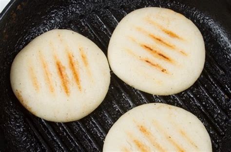 Arepas tradicionales cocinándose en una plancha