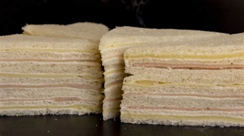 Sándwich de miga triple con diferentes capas de relleno