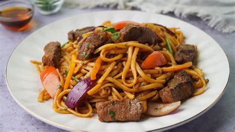 Plato de Tallarín Saltado con carne y verduras
