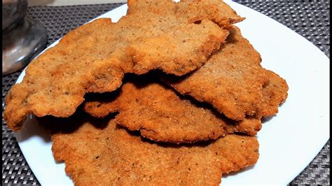 Plato de milanesas recién fritas o al horno, doradas y crujientes.