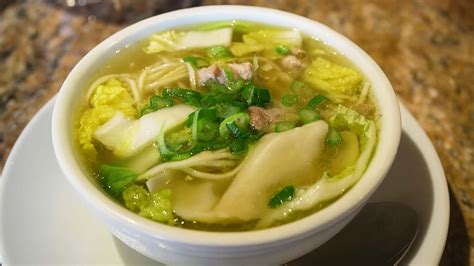 Plato de sopa wantán con wantanes y verduras